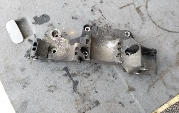 Volkswagen Transporter - Caravelle T5 A/C compressor mount bracket R045903113