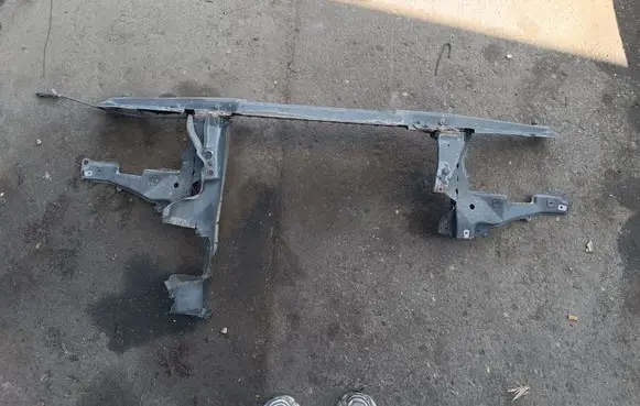BMW X5 E53 Radiator mount bracket 51718264182 8264182