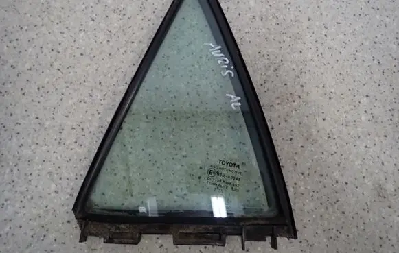 Toyota Auris 150 Sliding door window/glass 