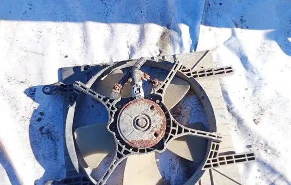 Radiator cooling fan shroud