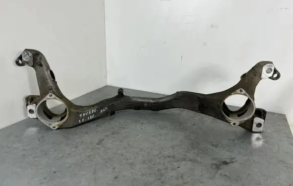 Volkswagen Touareg II Engine mounting bracket 7L8199207A