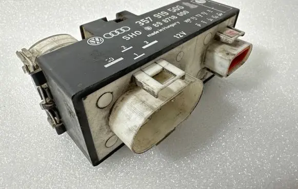 Volkswagen PASSAT B4 Coolant fan relay 357919506 898718000