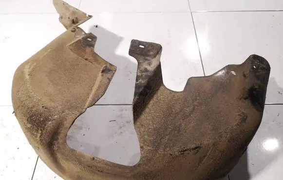 Rear arch fender liner splash guards