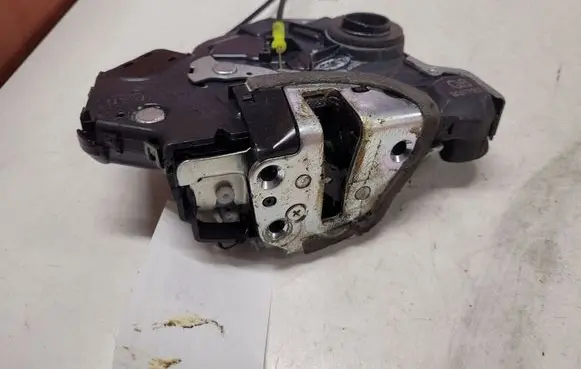 Toyota Avensis T270 Front door lock A046693