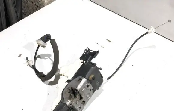 Peugeot 3008 I Front door lock 825158 A02323