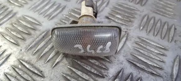 Front fender indicator light