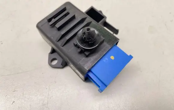 Volkswagen Jetta VI Seat heating relay 5K0959772A