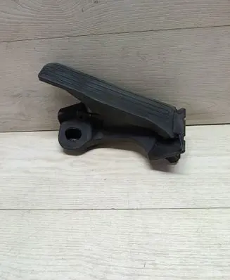 Volkswagen Touran II Accelerator throttle pedal 1T1723503N 6510300301