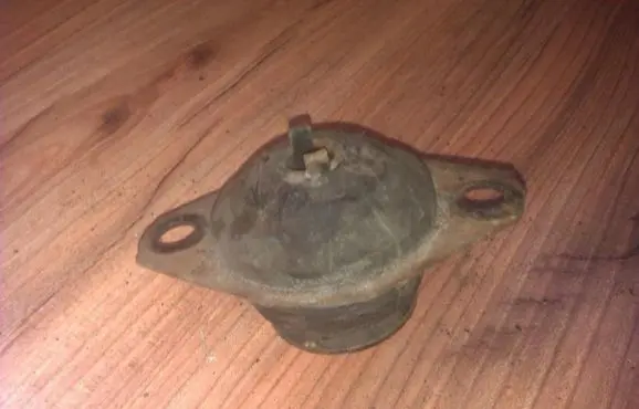 Volkswagen Polo II 86C 2F Engine mount bracket