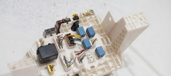 Suzuki SX4 Relay mounting block 