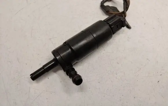 BMW 3 E92 E93 Headlight washer pump 8377430 67128377430 67120154875