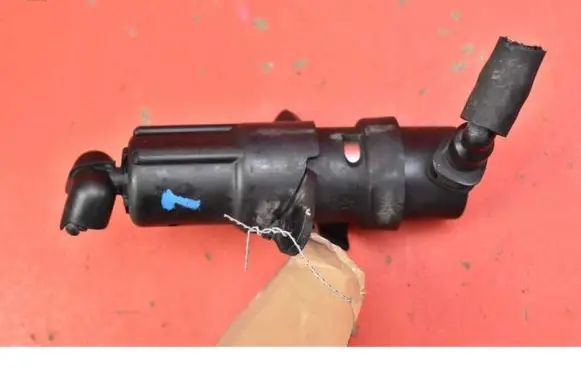 Windshield washer spray nozzle