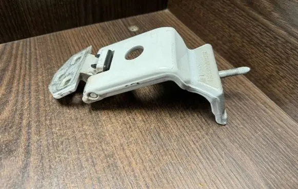 Opel Movano B Loading door lower hinge 844000013R