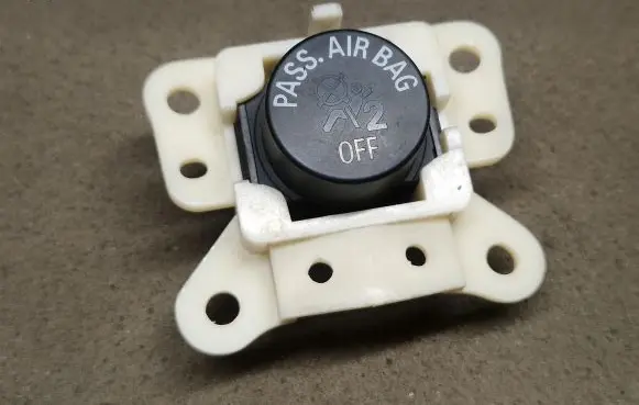 Mitsubishi L200 Passenger airbag on/off switch 