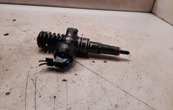 Volkswagen Golf Plus Fuel injector 038130073BQ 0414720312