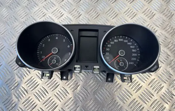 Volkswagen Golf VI Speedometer (instrument cluster) 5K0920871
