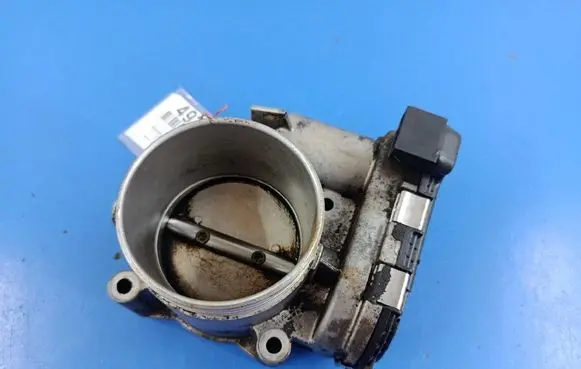 Volvo XC70 Throttle body valve 8677866