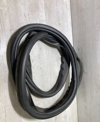 Trunk rubber seal (body)