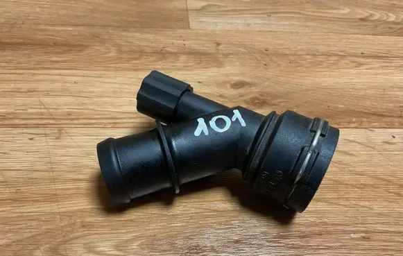 Engine coolant pipe/hose