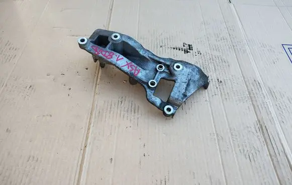 Engine mounting bracket