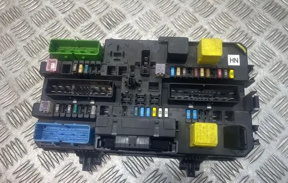 Opel Zafira B Fuse module 13220829 5DK00866943