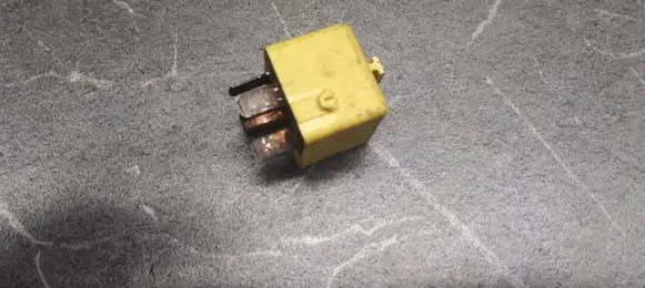 BMW 5 E34 Fuel pump relay 1378797
