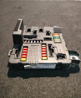 Renault Scenic II - Grand scenic II Fuse module 8200306033A S118399300J