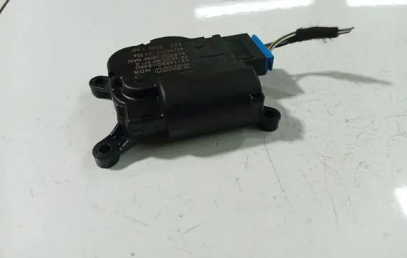 Volkswagen PASSAT B7 Air flap motor/actuator CZ1168808360