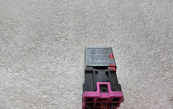 Volkswagen PASSAT B5.5 Other relay 8D0951253A PA66GF25 Y23134B52X301