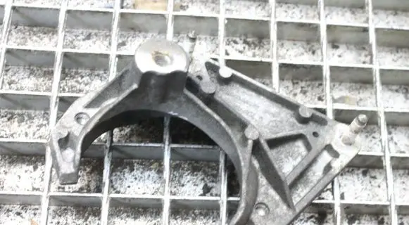 BMW 7 E65 E66 Engine mounting bracket 6758411