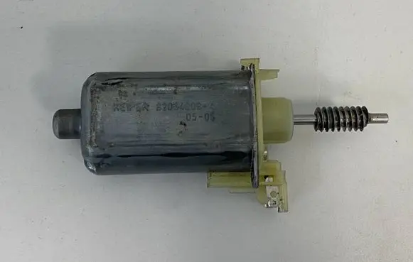 Mercedes-Benz E W211 Seat adjustment motor 0390203213