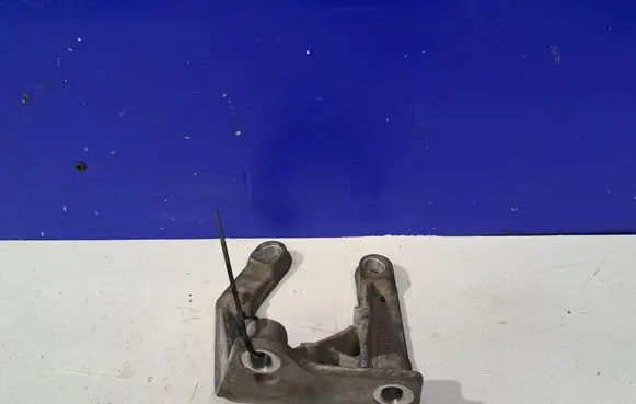 Volvo XC70 Engine mounting bracket 30713236