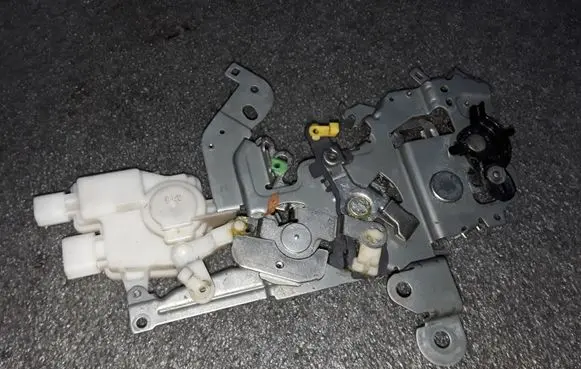Mazda 5 Sliding door lock 