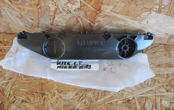Rear bumper mounting bracket