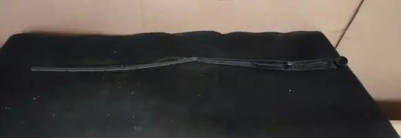Front wiper blade arm