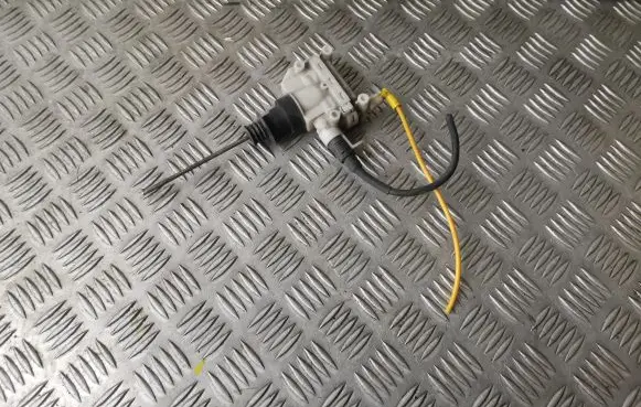 Mercedes-Benz E W124 Central locking vacuum pump 1245408400