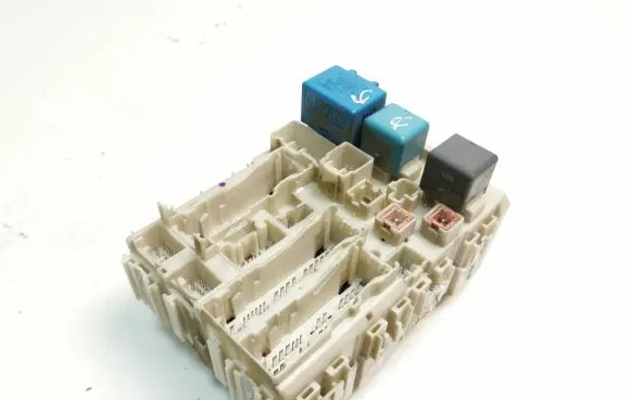 Toyota Yaris Fuse module 8273052700