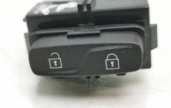 Volvo V70 Front door lock (next to the handle) 31318987