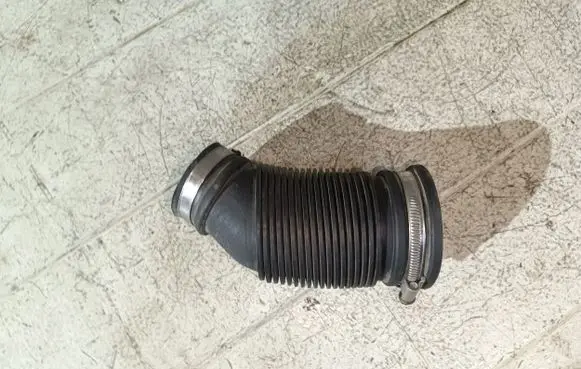 Opel Zafira B Air intake hose/pipe 55355563