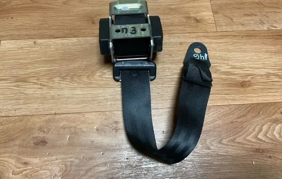 Citroen C4 I Rear seatbelt 040060