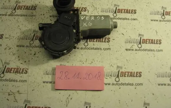 Toyota Corolla Verso E121 Rear door window regulator motor 8571013040