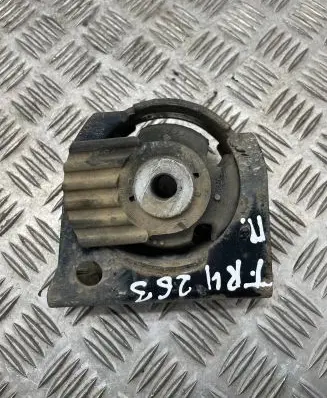Toyota RAV 4 (XA30) Engine mount bracket