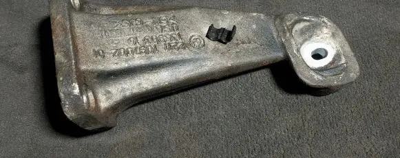 BMW X5 E53 Engine mounting bracket