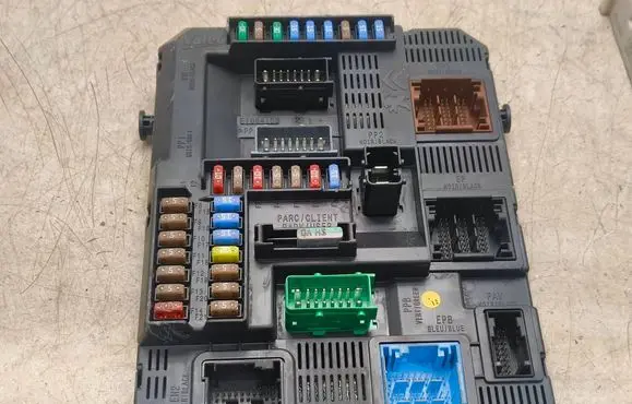 Peugeot 208 I Fuse module 9807532080 E1095294 20130818