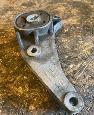 Engine mount bracket