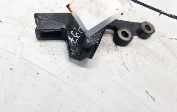 Engine mounting bracket