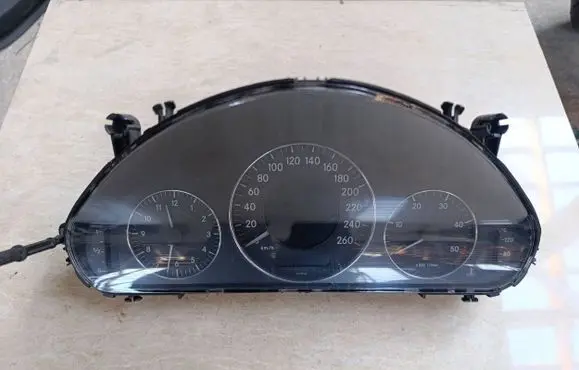 Mercedes-Benz E W211 Speedometer (instrument cluster) A2115408847