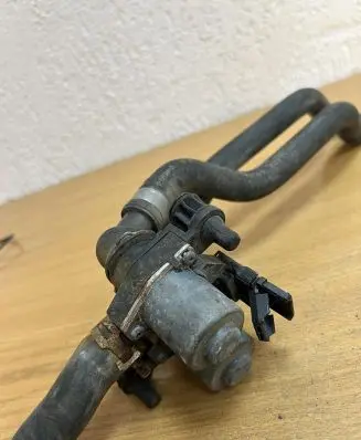 Mercedes-Benz E W210 Coolant heater control valve 0235451628 D8448