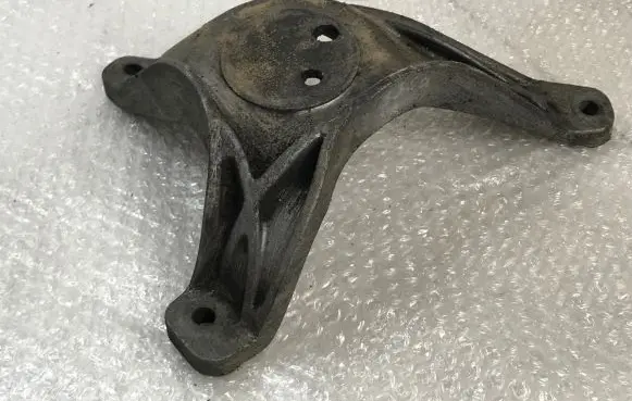 BMW 5 E39 Engine mounting bracket 1096080