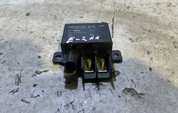 Mercedes-Benz E W211 Charging relay A0025423819 0413 V23132A2001314